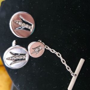 VINTAGE SET OF MEN'S CUFFLINKS AND TIE TACK.
